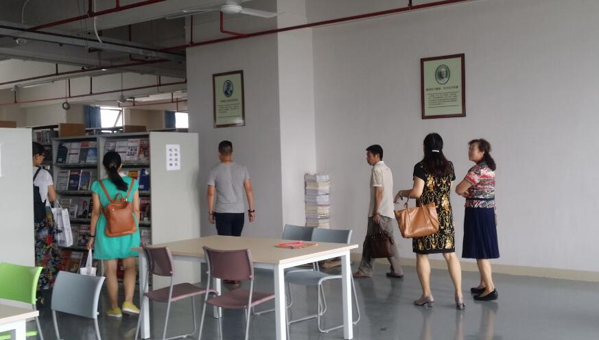 图44：参观华夏学院图书馆阅览区.jpg